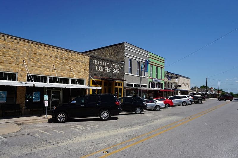 North Trinity Street in Decatur, Texas (United States).