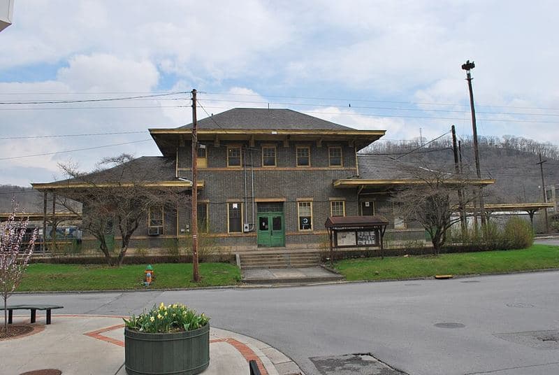 Train depot in w:Ronceverte, West Virginia.